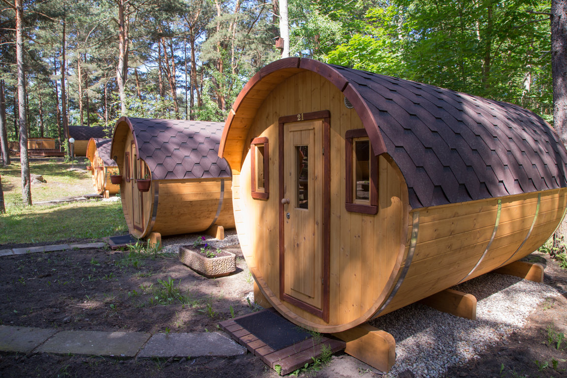 Barrel-shaped cabin